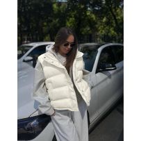 Легка, тепла й універсальна жилетка біла №597097